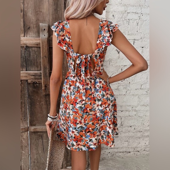 Floral open back dress 💫 - Picture 3 of 4